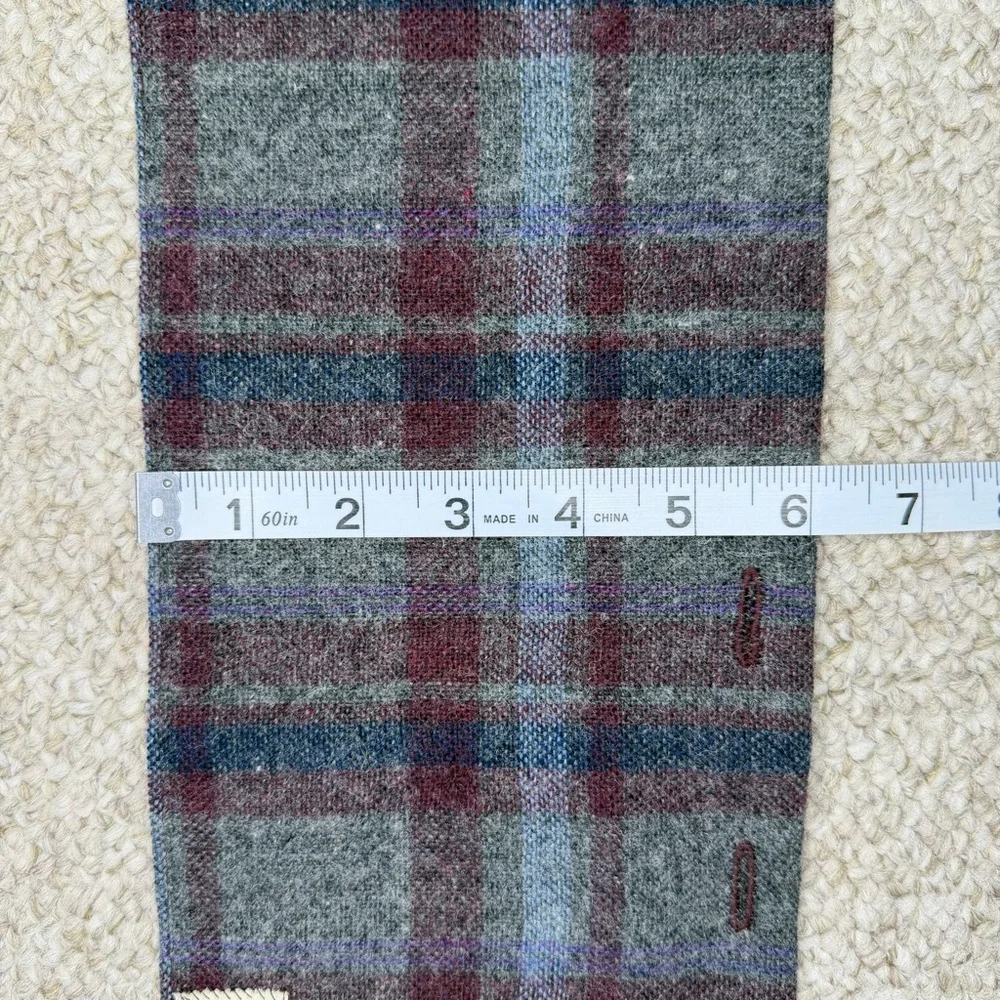 Wool scarf with pockets and button closure